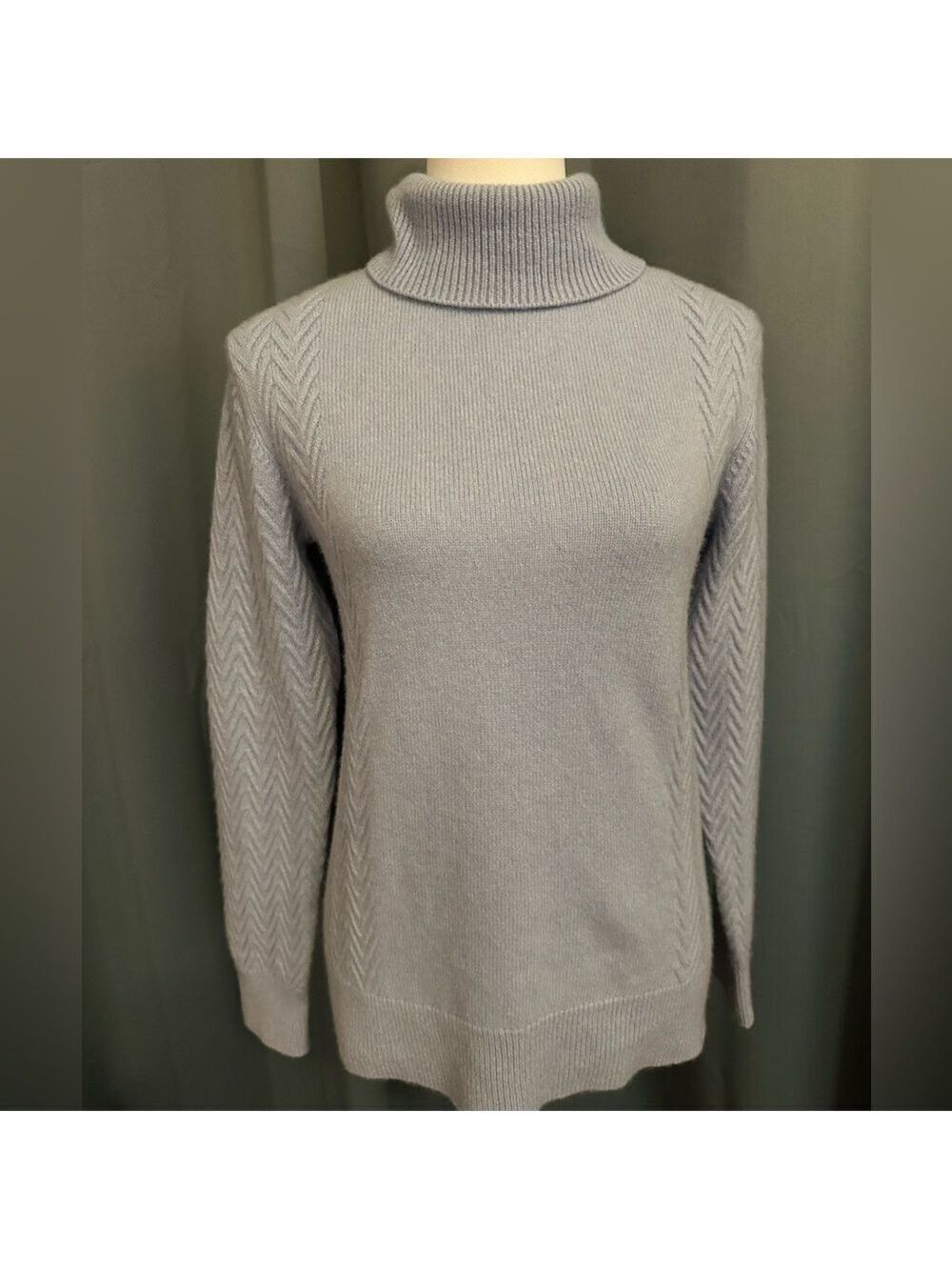 Orvis 100% Cashmere Baby Blue Turtleneck Sweater Size Medium.